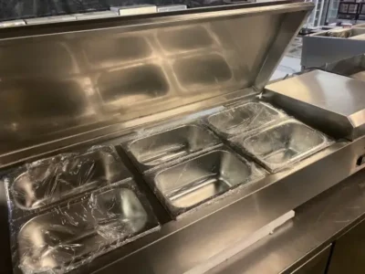 صورة  ثلاجة تحضير سلطة توضع على الطاولة - موقع تارجت ايجيبت